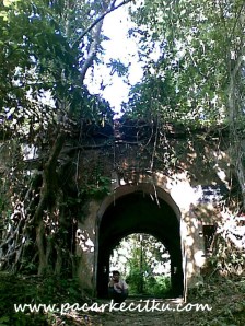 Benteng Karang Bolong di pulau Nusakambangan