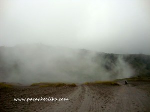 kabut yang turun disepanjang lautan pasir 