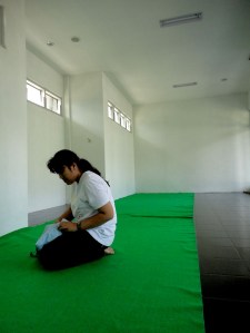 musholla yang bersih dan mukena wangi disediakan