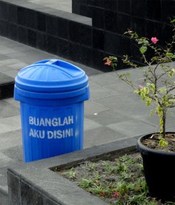 kotak sampah lucu dgn kata-kata "Buanglah Aku Disini!"
