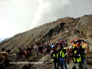 tangga menuju ke puncak Bromo