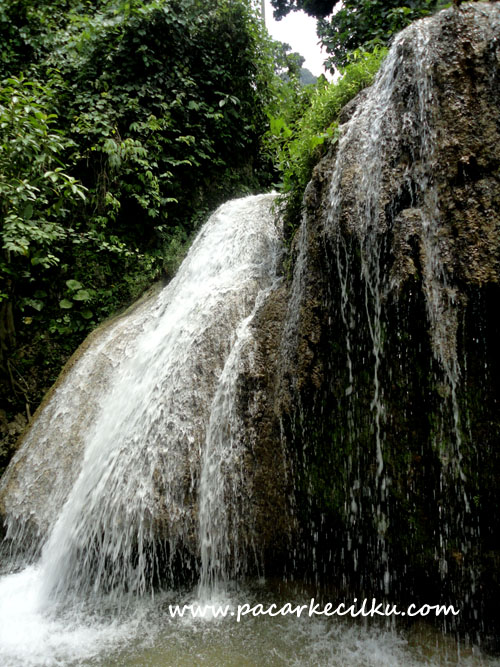 air terjun di kompleks wisata Goa Petruk air terjun di kompleks wisata Goa Petruk