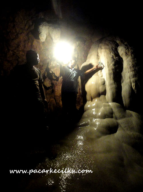 stalagtit ini terus mengalirkan air yang dipercaya membuat awet muda stalagtit ini terus mengalirkan air yang dipercaya membuat awet muda
