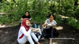 makan siang dibawah jembatan