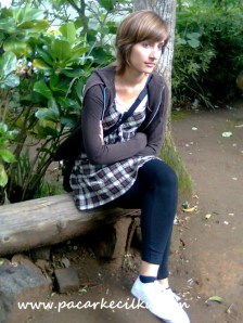 ngobrol sama turis dipinggir Telaga Warna