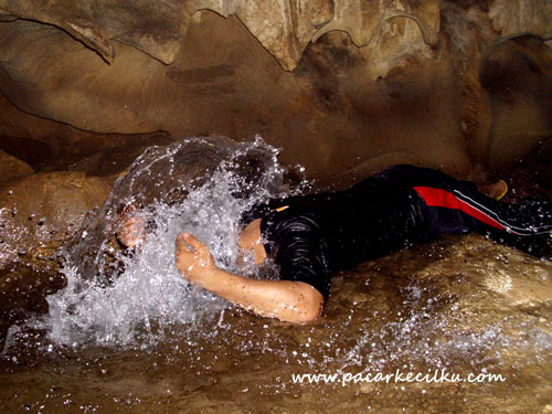 mandi air sendang di dalam Goa Semar mandi air sendang di dalam Goa Semar