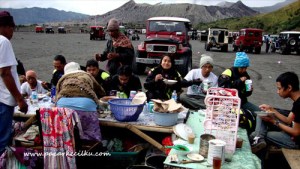 sarapan di kaki Bromo