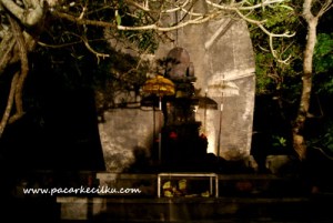 pure suci di samping Patung Wisnu pure suci di samping Patung Wisnu