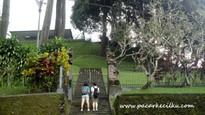 turis yg keukeuh mengambil foto Istana Tampak Siring