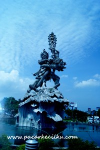 Patung Dewaruci di foto dari dalam Bus