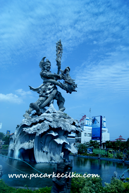 Patung Dewaruci di foto dari dalam Bus
