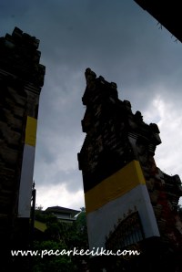 Istana Tampak Siring dilihat dari Pura Tirta Empul