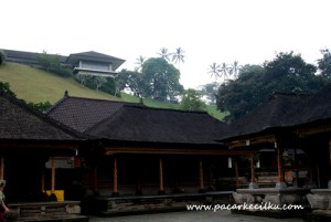 Istana Tampak Siring dilihat dari Pura Tirta Empul