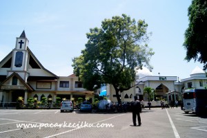Gereja yang bersebelahan dengan Masjid