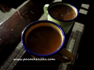 sepasang cangkir Kopi Jo