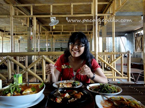 suasana di Warung Rakyat Bu Cini