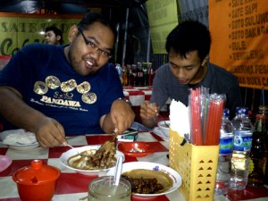 suasana lesehan soto bakar