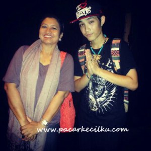 berfoto bersama salah satu penari Nhieu Mat