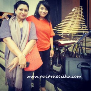 pipit n bu yutie di samping alat musik Vietnam