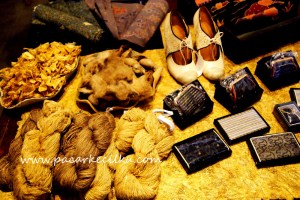 kerajinan dari kepompong ulat sutra 