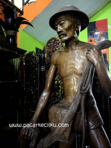 patung kayu di galery Mbok Limbok