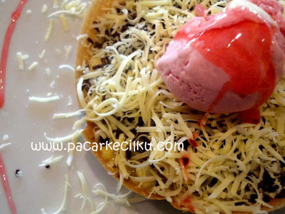 Martabak UFO Rocket Blast dengan toping es krim strawberry