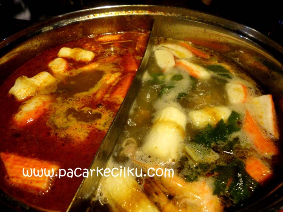 dua pilihan kuah menu suki