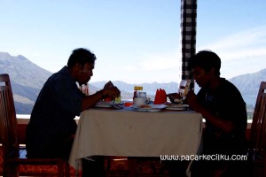 makan siang dengan pemandangan Gunung dan Danau Batur