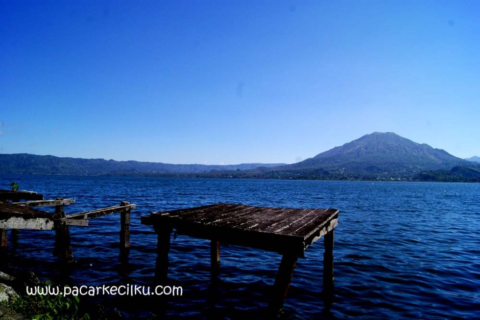Gunung Batur dilihat dari desa Trunyan