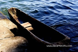 salah satu perahu lesung warga lokal tertambat di desa Trunyan