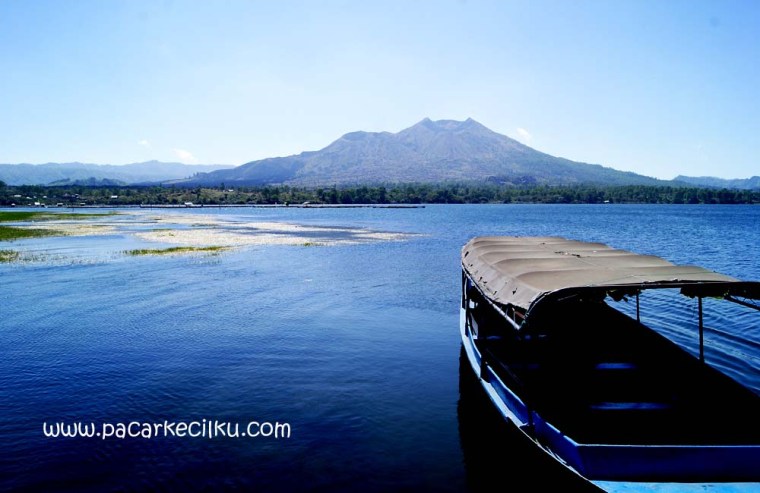 pemandangan dari tepi Danau Batur