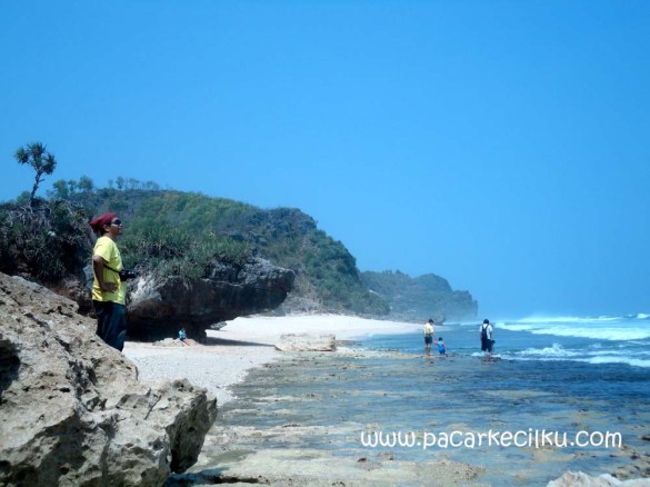 Pantai Goa Lawang Watu Tepus