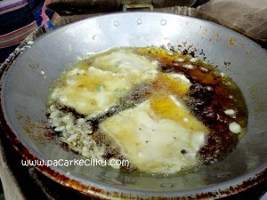 menggoreng tempe mendoan