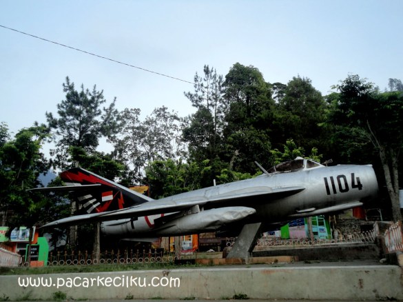 Monumen Pesawat dekat gapura menuju Air Terjun Tirtosari Magetan
