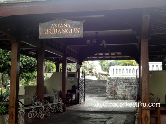 pintu masuk ke Astana Giribangun