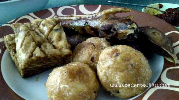 tempe, perkedel, ayam goreng ala Rumah Makan Pring Gading