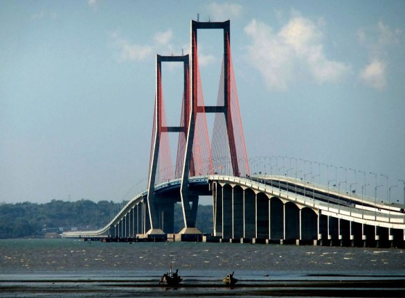 Suramadu Bridge Sumber: en[dot]wikipedia[dot]org