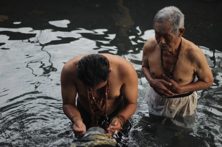 Melukat di Umbul Geneng
