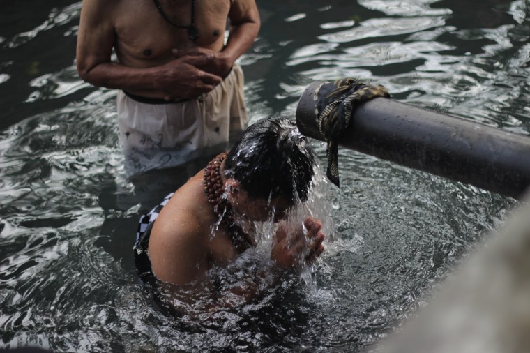 Melukat di Umbul Geneng