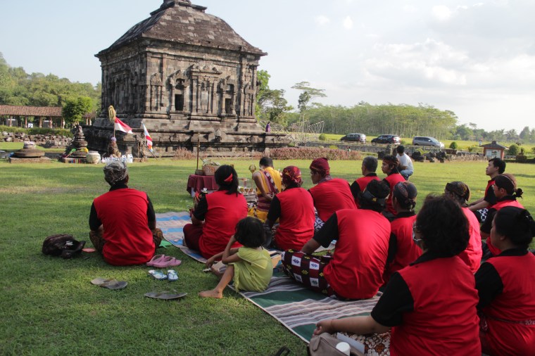 Puja Panca Tathagata di Candi Banyunibo