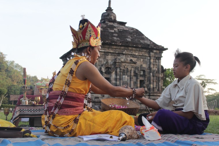 Ruwatan potong rambut dan pengikatan gelang lima warna mengakhiri Puja Panca Tathagata 