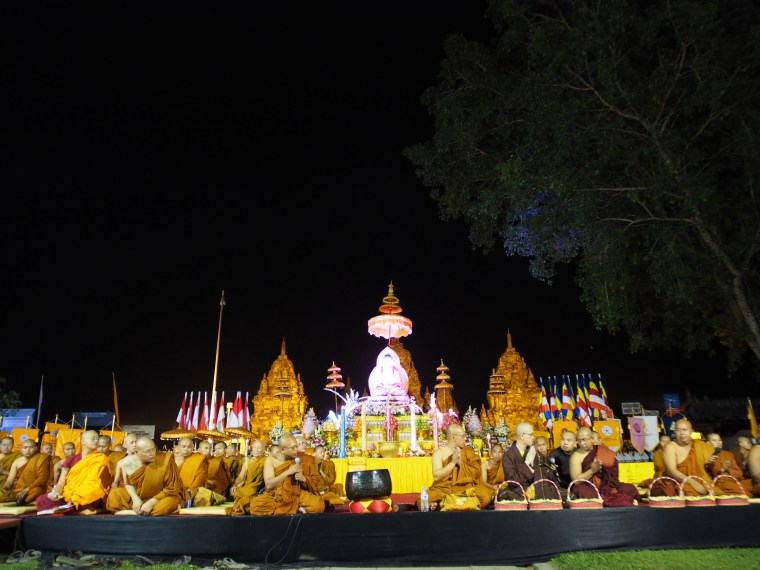 Puja Waisak di Candi Sewu