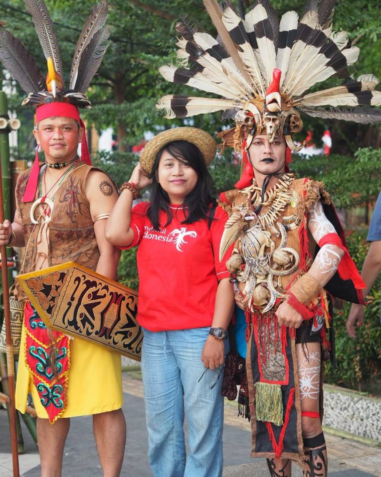 Berfoto bersama peserta Festival Pasar Terapung yang memakai kostum Dayak Deah
